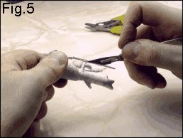 Fig.5 Use blade to score sprue when removing it from delicate parts.